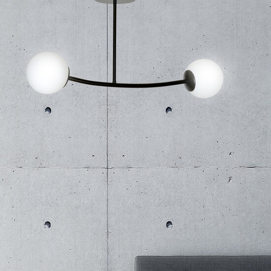 Lemvig zwarte kleine gebogen hanglamp met witte glazen bollen E14