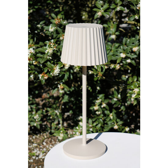 Kiki beige oplaadbare tafellamp buitenverlichting accu/batterij LED dimbaar 1x2W 2700K IP54 met draadloos oplaadstation