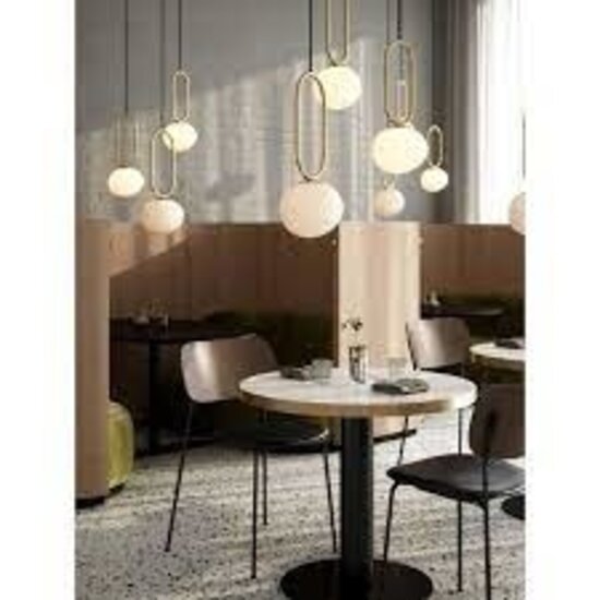 Suspension design danois, opale blanche avec détails laiton, douille E27 max 15W, hauteur 51,5 cm, câble 300 cm