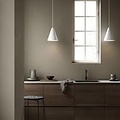 Hanglamp in Deens design, geometrisch gevormd, wit metaal met kunststof details, E27 fitting max 40W