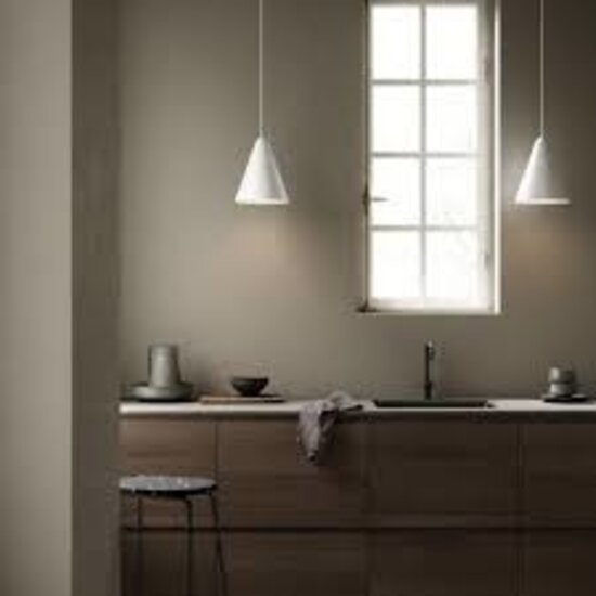 Hängelampe im dänischen Design, geometrisch geformt, weißes Metall mit Kunststoffdetails, E27-Fassung max. 40W