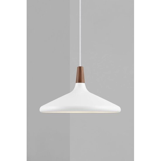 Hängelampe mit FSC-zertifizierter geölter Nussbaumplatte, Ø39 cm, weißer Metallrahmen, E27-Fassung, IP20