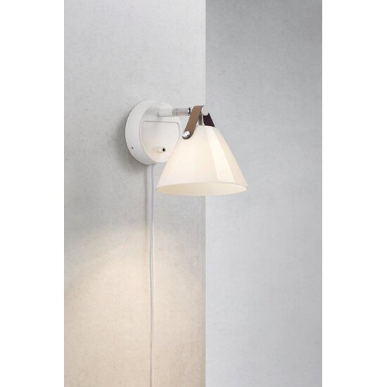 Wandleuchte aus opalweißem Glas mit Lederdetail, G9-Fassung max. 28W, dimmbar mit kompatibler Glühbirne, IP20, Höhe 17 cm