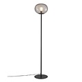 Lámpara de pie Alton 28 con pantalla esférica de cristal ahumado, base de metal negro, E27 máx. 25W, altura 150 cm