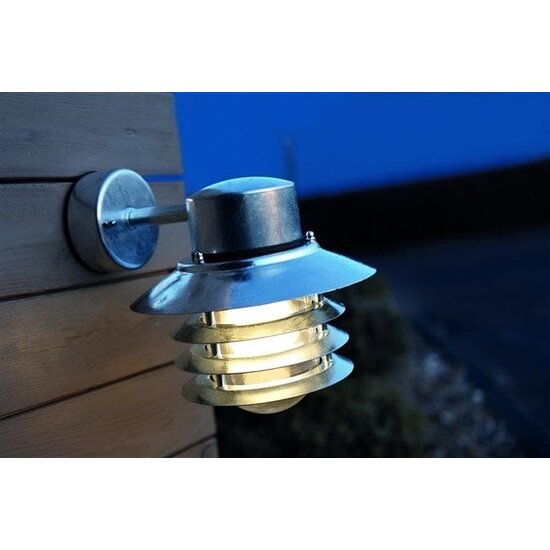 Vejers wandlamp buiten, zwart metaal met glazen kap, neerwaartse lichtbundel, fitting E27, IP54 plensdicht, diameter 220mm