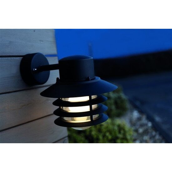 Vejers wandlamp buiten, zwart metaal met glazen kap, neerwaartse lichtbundel, fitting E27, IP54 plensdicht, diameter 220mm