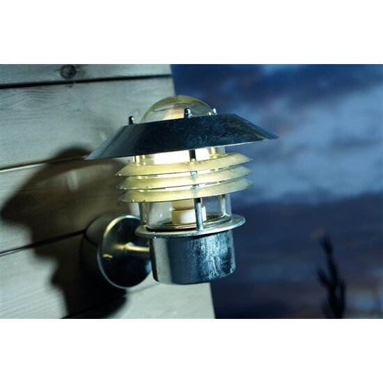 Vejers wandlamp buiten zwart, metaal en glas, IP54 spatwaterdicht, E27 fitting, Ø220 x H230 x D260mm