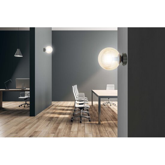 Emibig Emibig Stevns muurlamp met bol zwart in amber glas 1x E14 - Perfecte sfeerverlichting voor elke ruimte