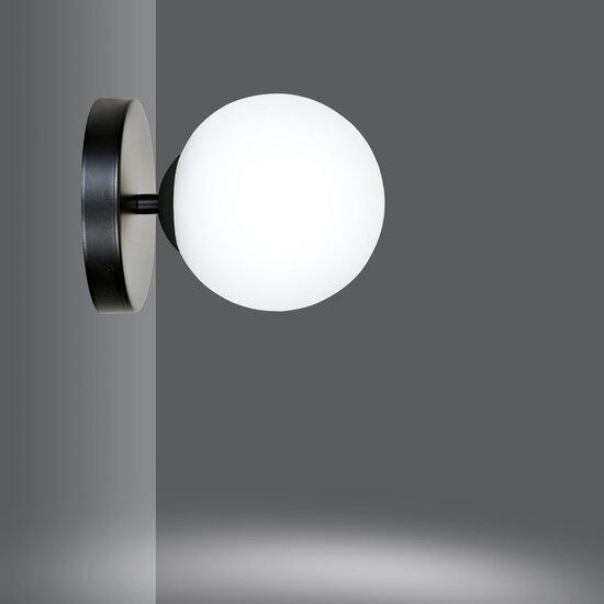 Emibig Emibig Odder schwarze Wandleuchte mit 1 weißen Glaskolben E14 - Perfekt für stilvolle Beleuchtung