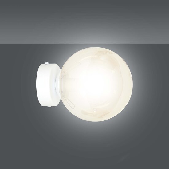 Emibig Emibig Stevns weiße Wandleuchte mit Kugel aus bernsteinfarbenem Glas 1x E14 - Ideal für eine warme Atmosphäre in Ihrem Zuhause