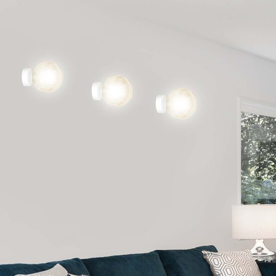 Emibig Emibig Stevns weiße Wandleuchte mit Kugel aus bernsteinfarbenem Glas 1x E14 - Ideal für eine warme Atmosphäre in Ihrem Zuhause