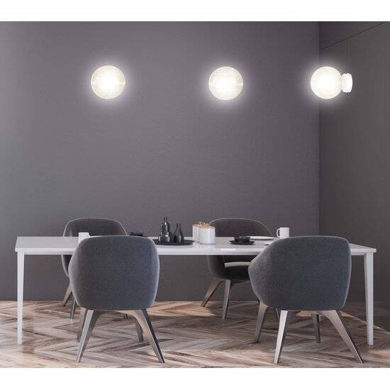 Emibig Emibig Stevns weiße Wandleuchte mit Kugel aus bernsteinfarbenem Glas 1x E14 - Ideal für eine warme Atmosphäre in Ihrem Zuhause