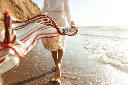 Wandelen op het strand voor meer geluk in je leven