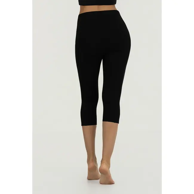 Tara Yoga Capri Legging │ Onyx Black