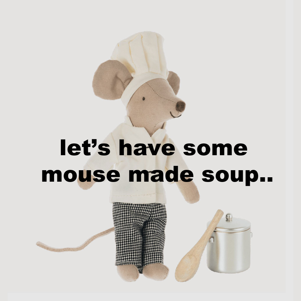 Maileg Maileg, der große Bruder der Maus, kocht mit Suppentopf und Löffel