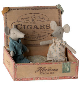 Maileg Maileg vader en moeder muis in een sigarendoos / collectie 2023