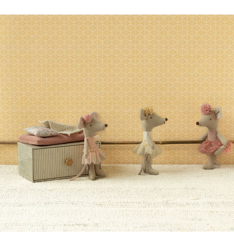 Maileg Maileg Little Miss Mouse in her daybed
