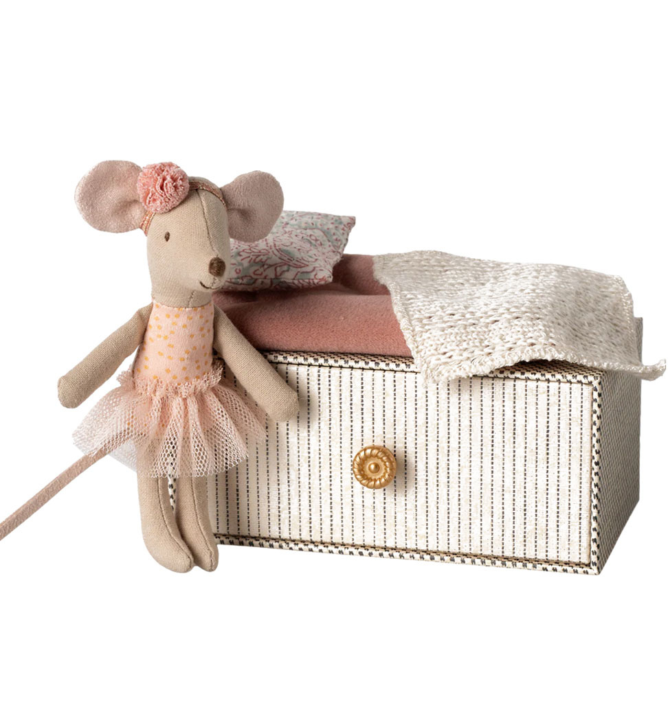 Maileg Maileg Little Miss Mouse in haar daybed