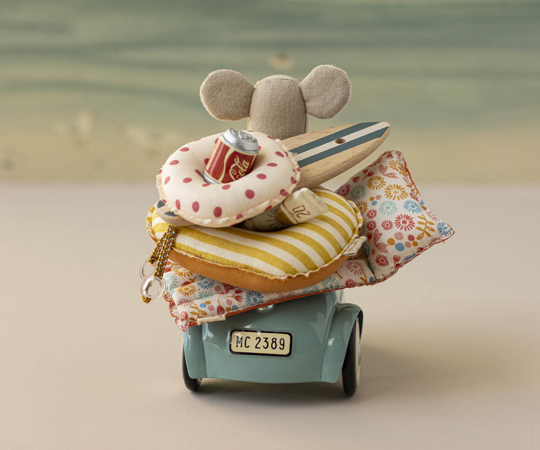 Maileg Maileg beach bag with sunscreen and soft drinks for the mice