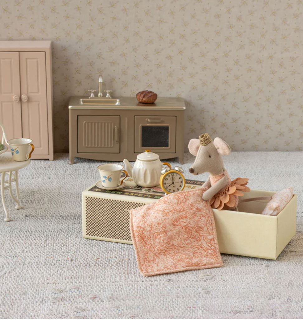 Maileg Maileg Little Sister Mausprinzessin in Streichholzschachtel mit Bettwäsche