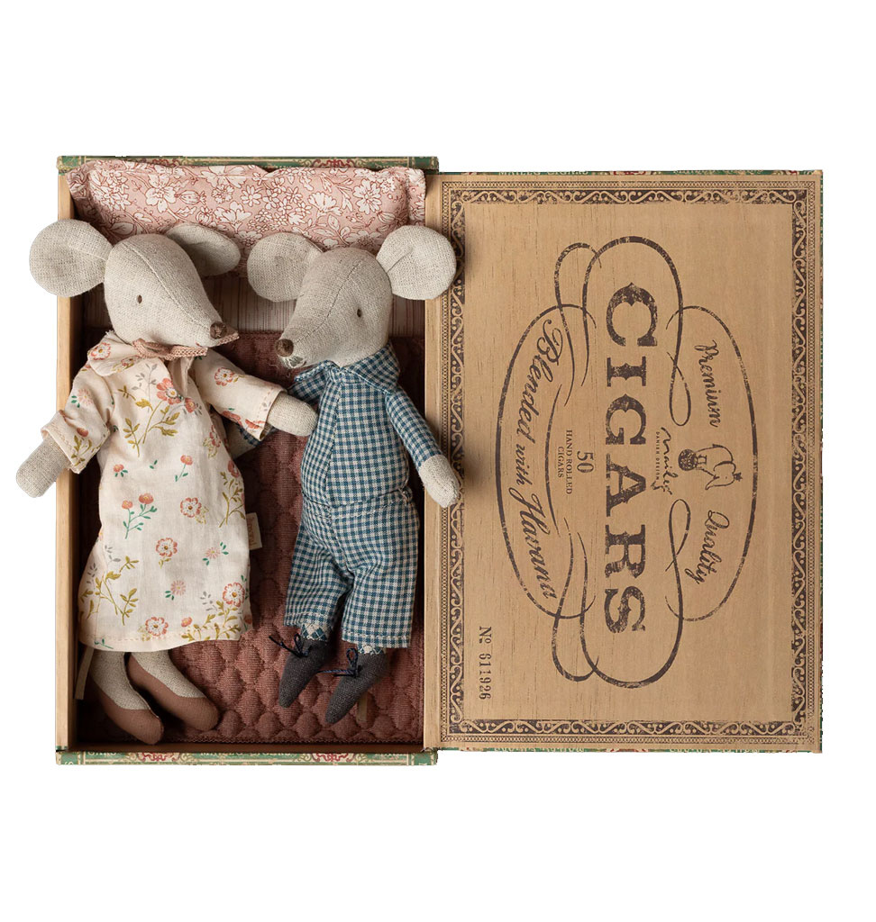 Maileg Maileg grandparents in a cigar box with bedding