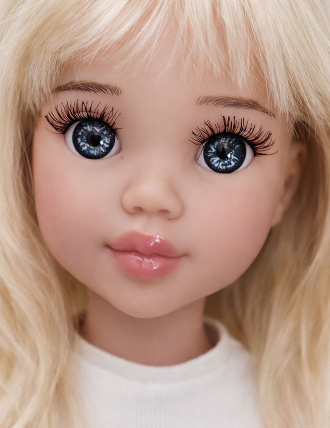 Paola Reina poppen Paola Reina Amigas doll Clara with clothes