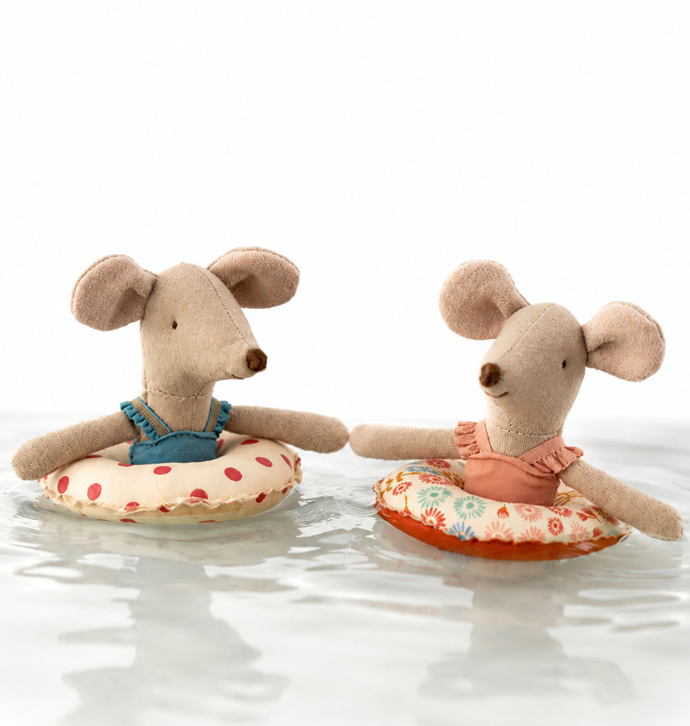 Maileg Maileg Little Sister Beach muis met zwemband