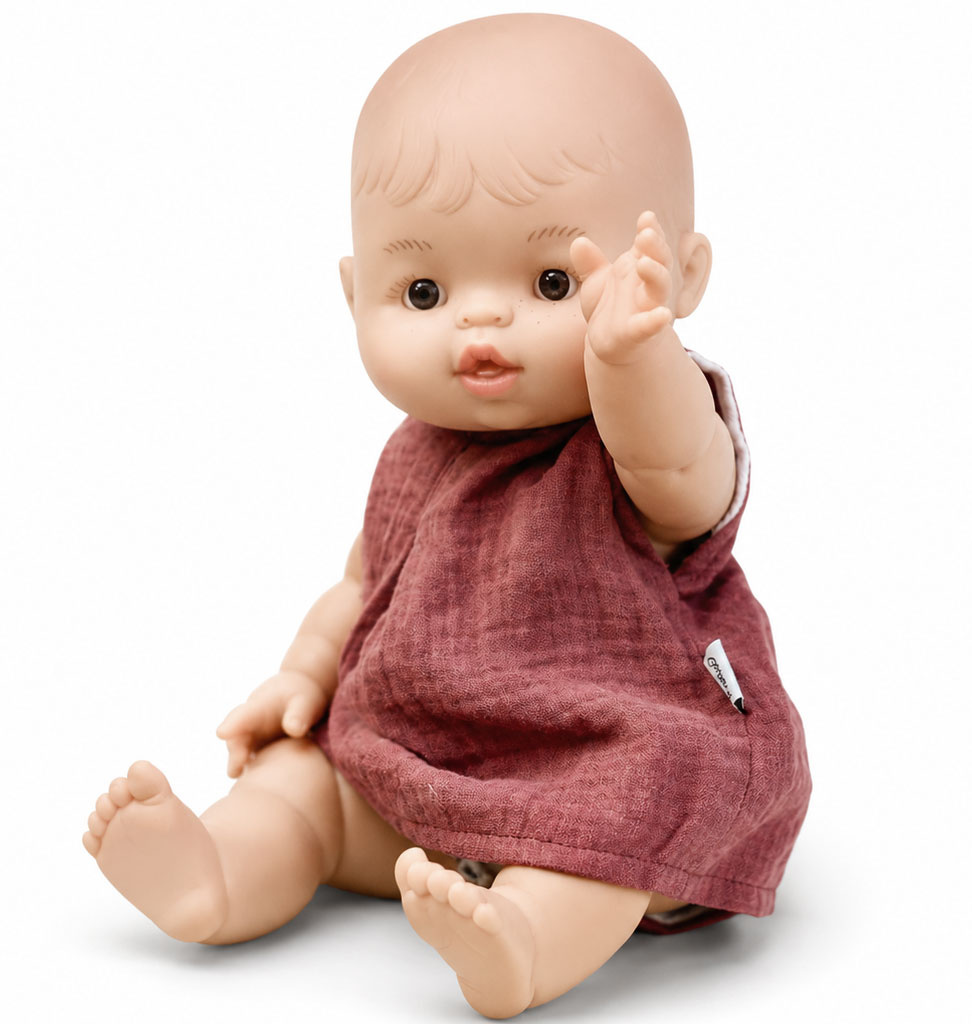 Hollie Kleid für Gordi-Puppen von Hollie / Farbe Pflaume mit hölzernem Kleiderbügel