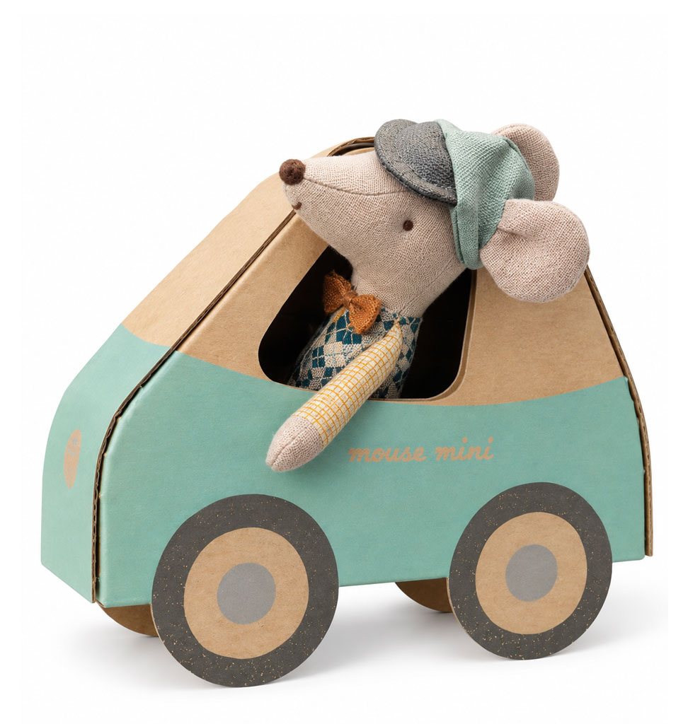 Maileg Maileg Little Brother mouse driver mit Auto / Kleiner Bruder Maus