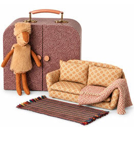 Maileg Maileg-Rentier-Kleinschwester mit Koffer, Sofa, Decken und Teppich