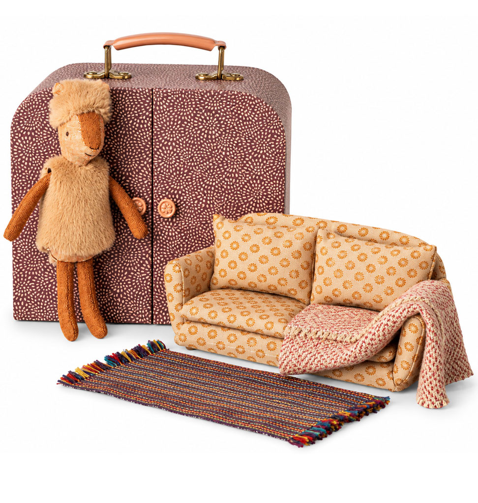 Maileg Maileg little sister rendier met koffer, sofa, plaids & vloerkleed