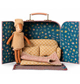 Maileg Maileg-Rentier-Kleinschwester mit Koffer, Sofa, Decken und Teppich