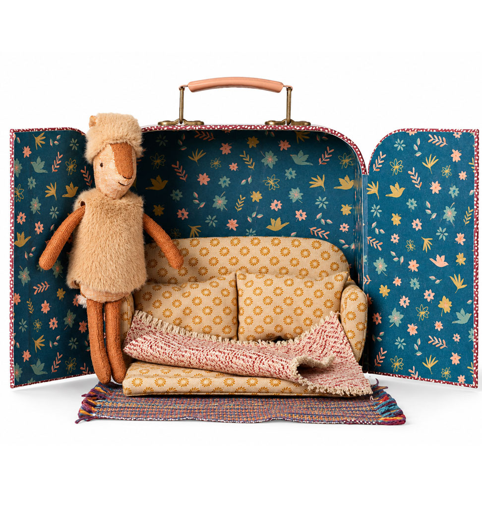 Maileg Maileg-Rentier-Kleinschwester mit Koffer, Sofa, Decken und Teppich