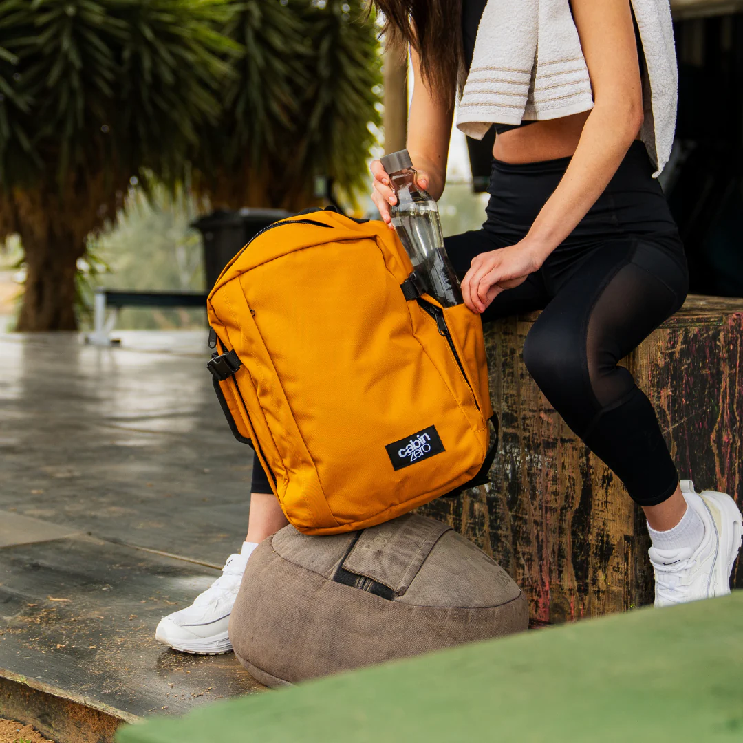 Cabinzero Cabinzero Classic Tech 28L - laptoprugzak handbagage en/of school 40 x 30 x 20 cm - Orange Chill