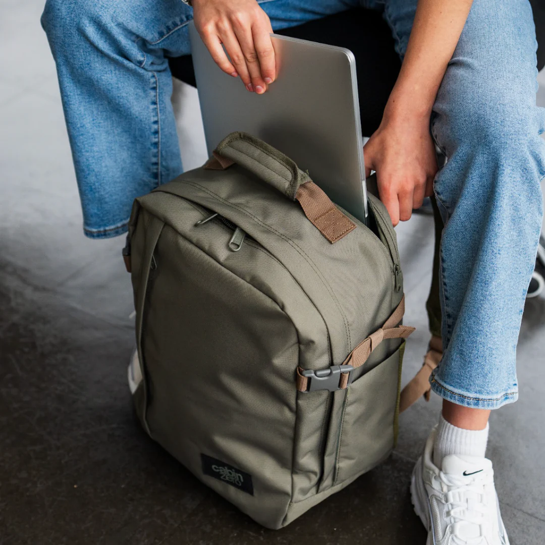 Cabinzero Cabinzero Classic Tech 28L - laptoprugzak handbagage en/of school 40 x 30 x 20 cm - Georgian Khaki