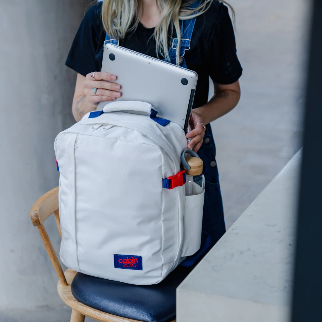 Cabinzero Cabinzero Classic Tech 28L - laptoprugzak handbagage en/of school 40 x 30 x 20 cm - Cloud Nine
