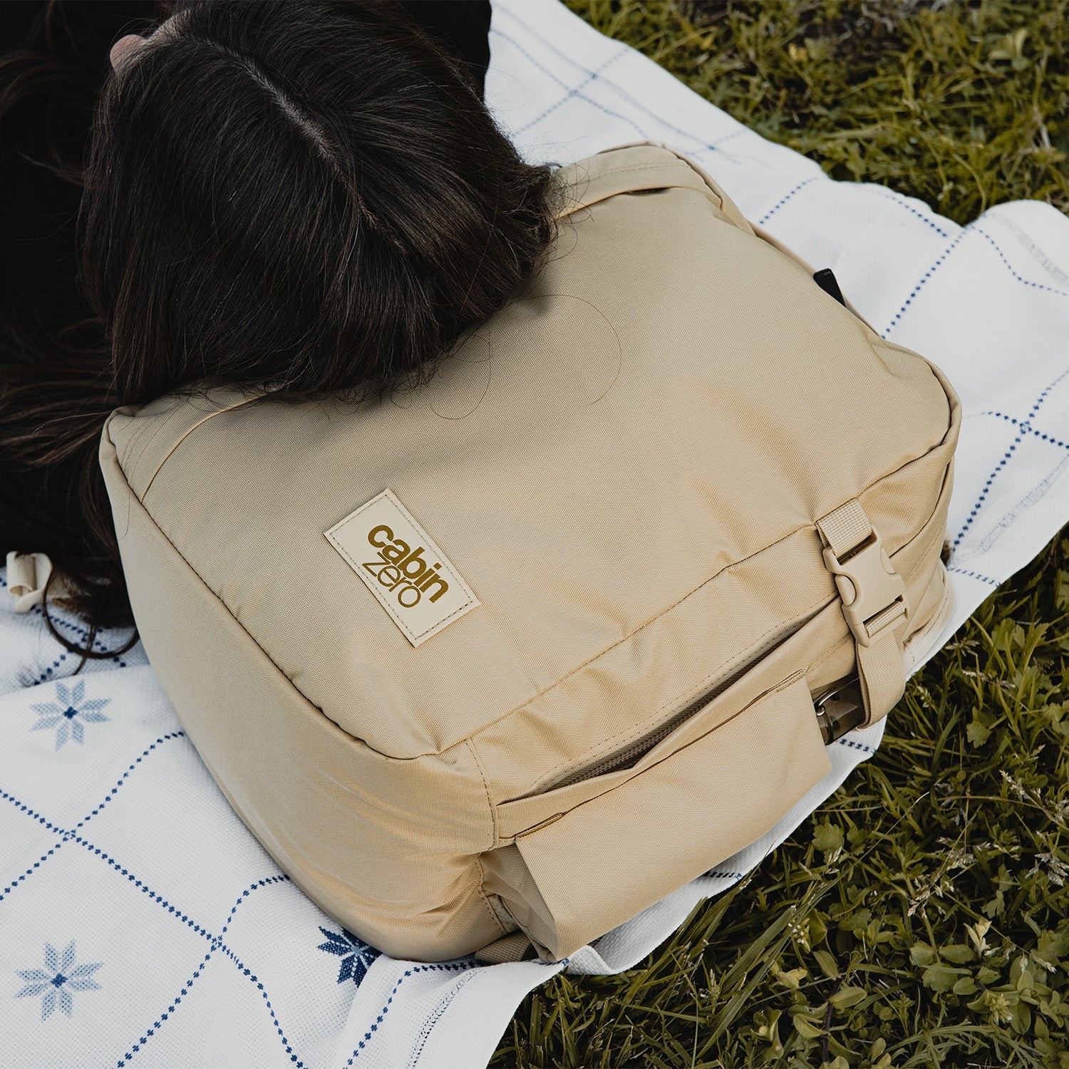 Cabinzero Cabinzero Classic Tech 28L - laptoprugzak handbagage 40 x 30 x 20 cm -  Shell White