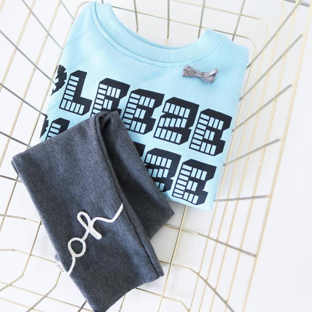 Sweater weather, wie kent het niet?! Mis deze heerlijke outfit voor jouw meisje niet!