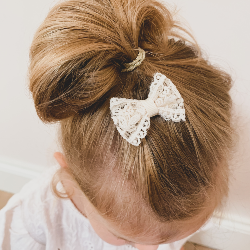 Your Little Miss Baby haarspeldje met strikje - cream lace Your Little Miss Baby haarspeldje met strikje - cream lace