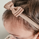 Your Little Miss Baby haarbandje met dubbele strik - latte brown Your Little Miss Baby haarbandje met dubbele strik - latte brown