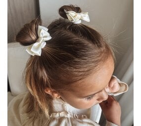 Your Little Miss Haarelastiekjes met dubbele strik - ivory satin Your Little Miss Haarelastiekjes met dubbele strik - ivory satin