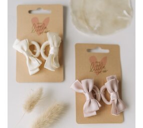 Your Little Miss Haarelastiekjes met dubbele strik - ivory satin Your Little Miss Haarelastiekjes met dubbele strik - ivory satin