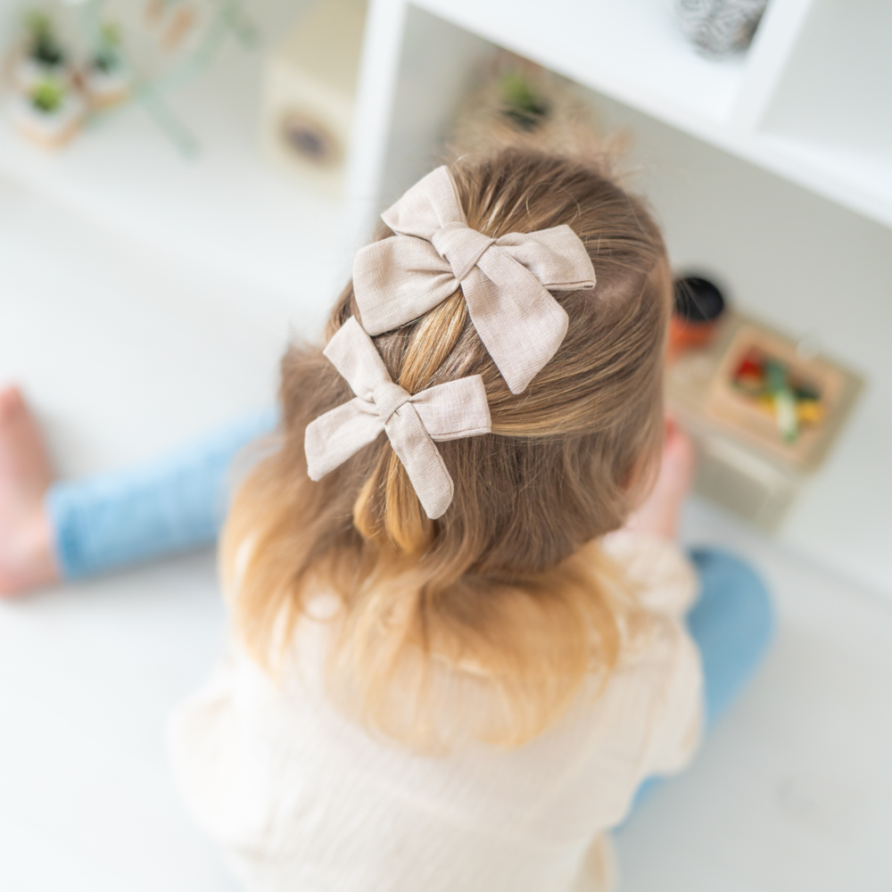 Your Little Miss Haarspeldje met strik Tess - sand linen Your Little Miss Haarspeldje met strik Tess - sand linen