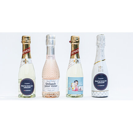 Gepersonaliseerde flesjes bubbels met eigen etiket
