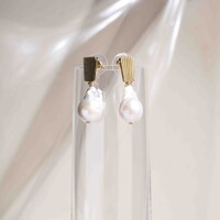 Rika Ribbed Gold Wild Pearl Earrings