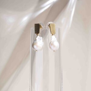 Souvenirs de pomme Rika Ribbed Gold Wild Pearl Oorbellen