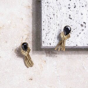 Souvenirs de pomme Isadora Anthracite Short Gold Earrings