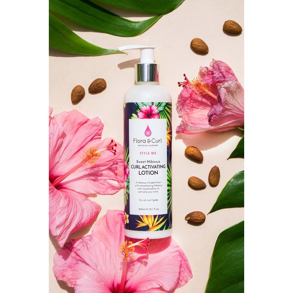 Flora & Curl Flora & Curl - Krulactiverende lotion - Definieert en versterkt krullen - Geeft een zachte hold en glans - Hydrateert zonder te verzwaren - 300ml