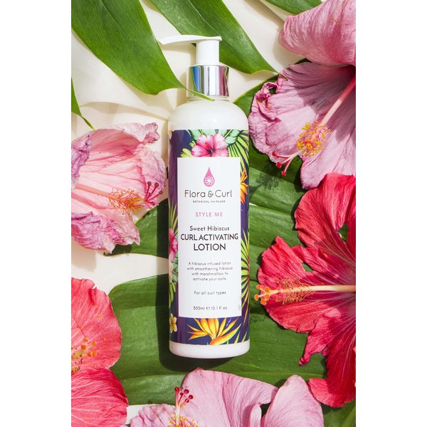 Flora & Curl Flora & Curl - Krulactiverende lotion - Definieert en versterkt krullen - Geeft een zachte hold en glans - Hydrateert zonder te verzwaren - 300ml