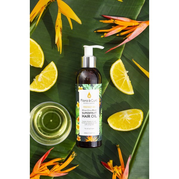 Flora & Curl Flora & Curl - Voedende haarolie - Hydrateert en beschermt - Verrijkt met fruit- en plantenolien - Verbetert glans en zachtheid - 100ml